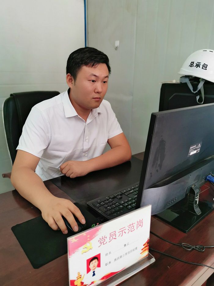 魯立在辦公室。馮翔  攝.jpg
