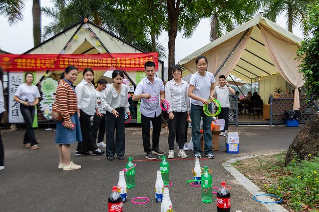 套圈現(xiàn)場。郭奎君 攝.jpg